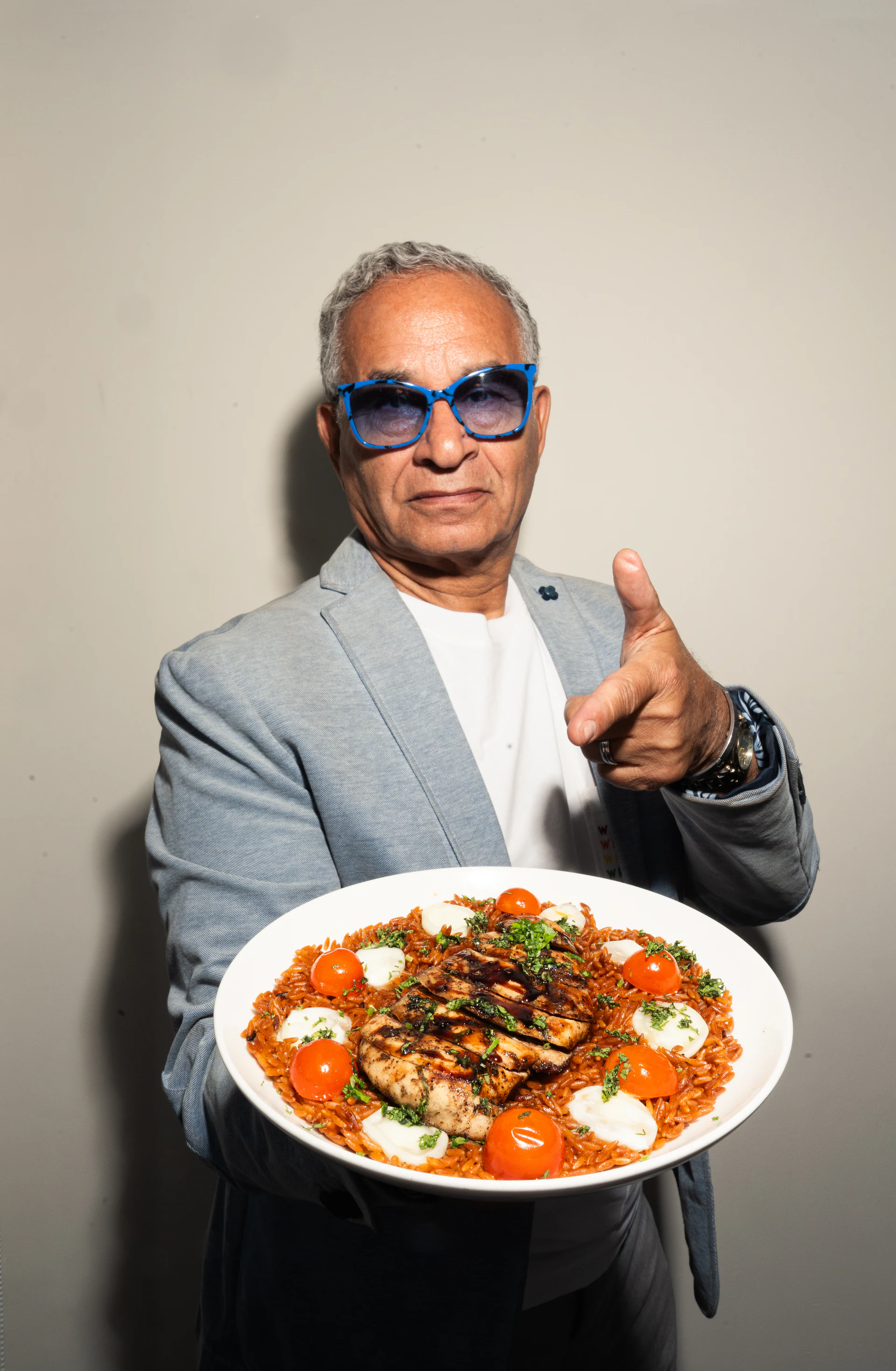 Certified mamma mia guest presenting an illy café dish